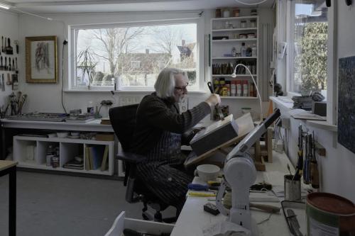 Henk Dijk in atelier te Wijnaldum 