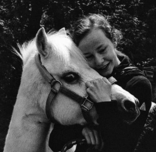 Meisje paard knuffel